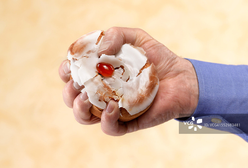 正在压扁比利时奶油圆面包的男人图片素材