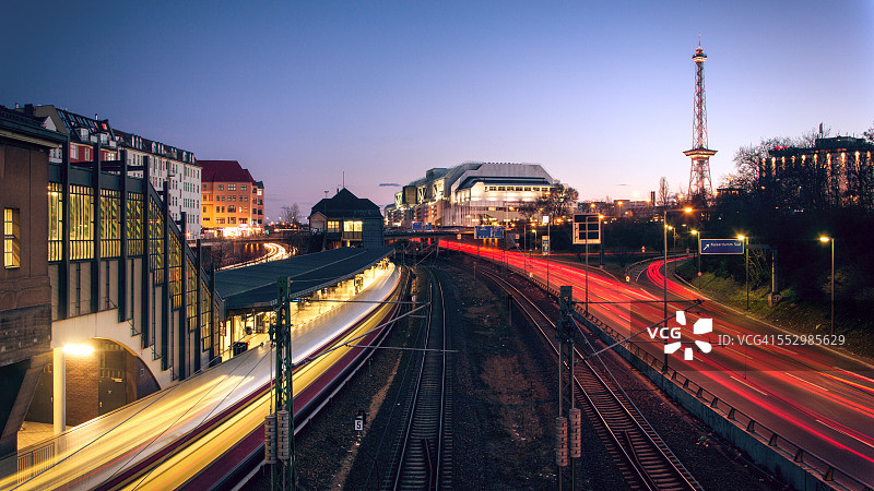 带有ICC和光迹的柏林广播塔图片素材