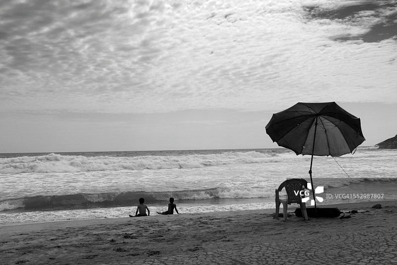 两个孩子坐在沙滩上图片素材