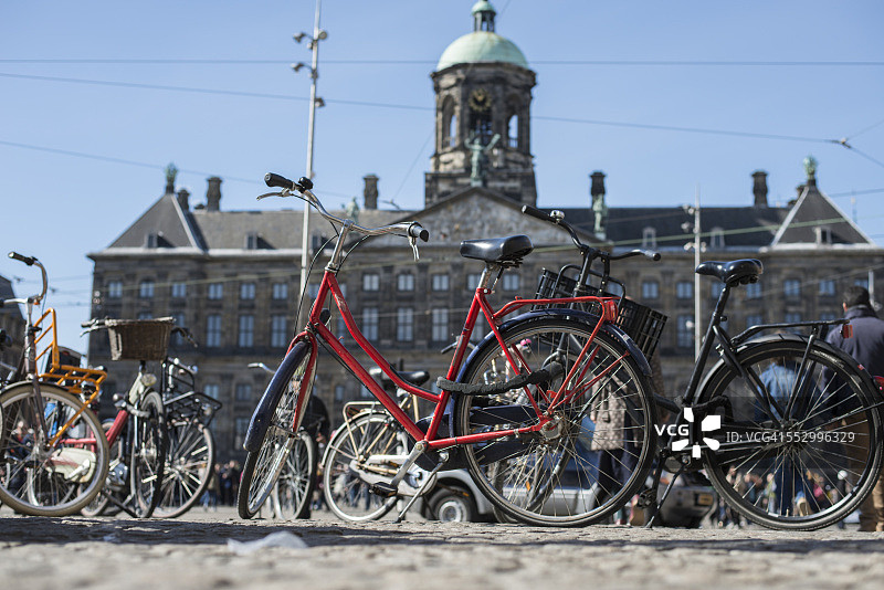 阿姆斯特丹皇宫外的自行车图片素材