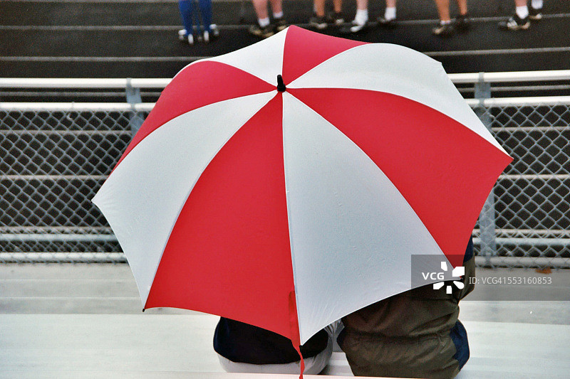 情侣挤在伞下图片素材