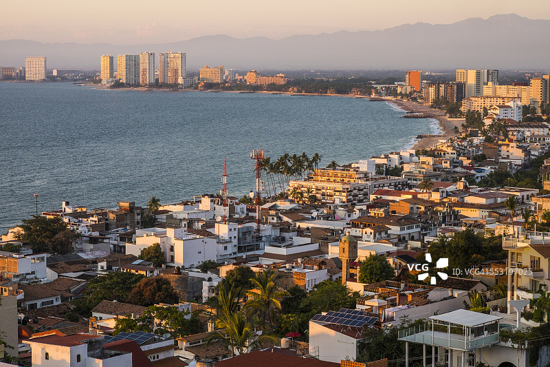 墨西哥巴亚尔塔港，从市中心看到的景色图片素材