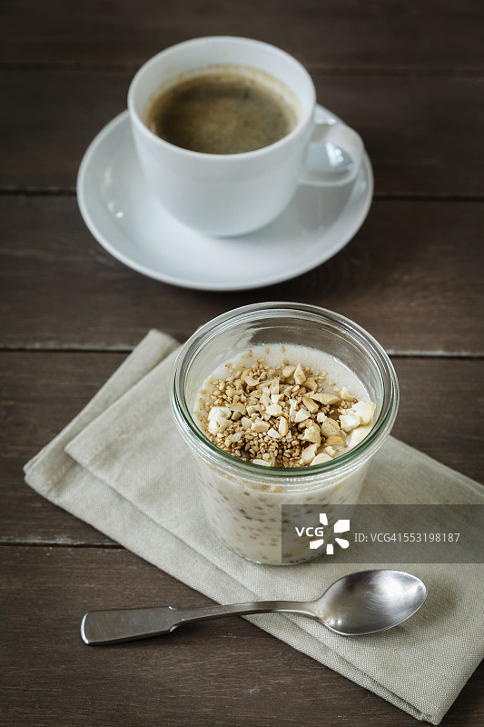 咖啡和纯素椰奶布丁杯，配香蕉和木薯颗粒图片素材