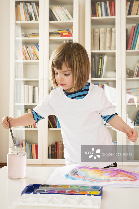 小女孩的水彩画图片素材