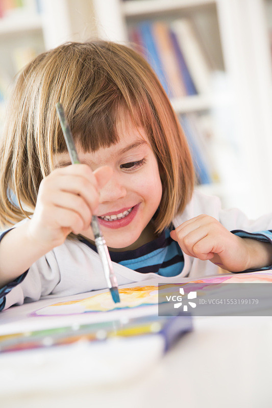 小女孩的水彩画图片素材