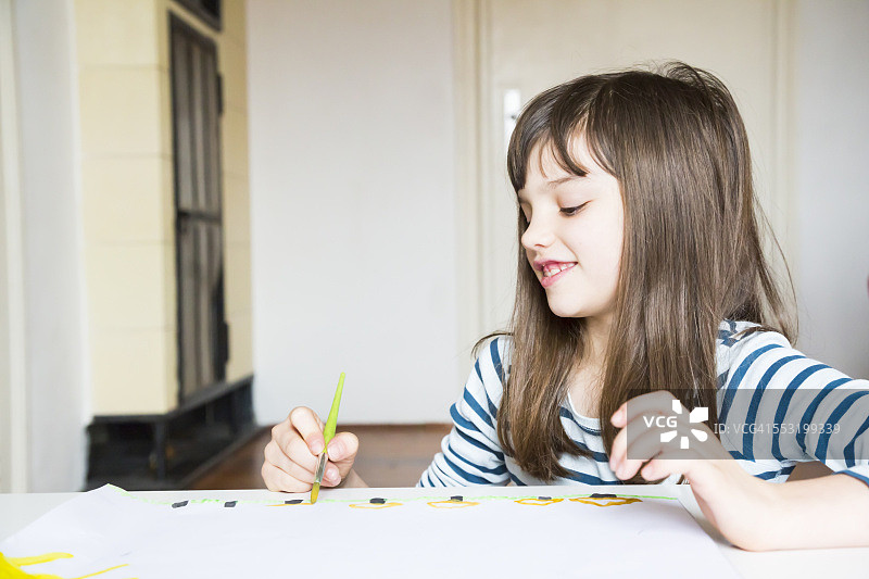 女孩用水彩画绘画图片素材