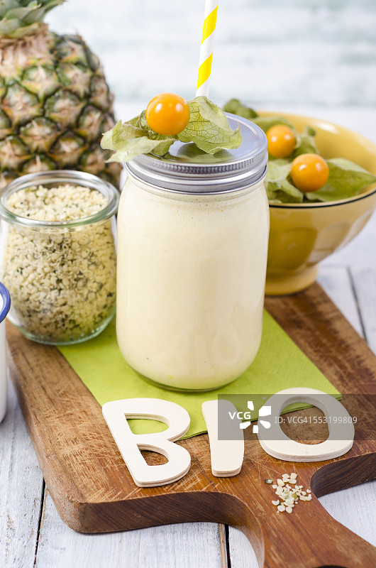 搭配醋栗和火麻仁的菠萝冰沙图片素材