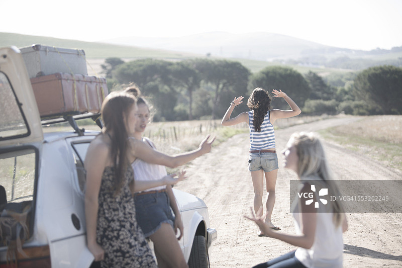 南非：朋友们在公路旅行中车辆抛锚图片素材