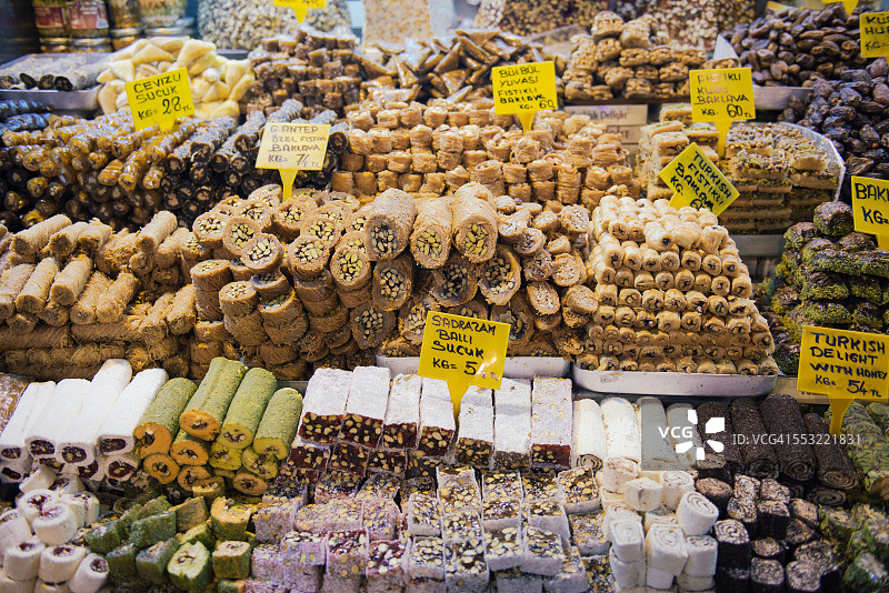 伊斯坦布尔香料市场的果仁蜜饼图片素材