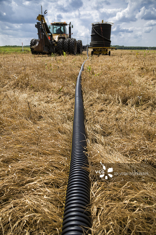 为改善排水而铺设瓷砖的农田图片素材