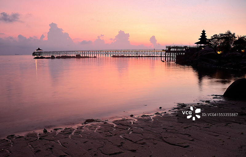 印度尼西亚巴淡岛图里海滩的黎明图片素材