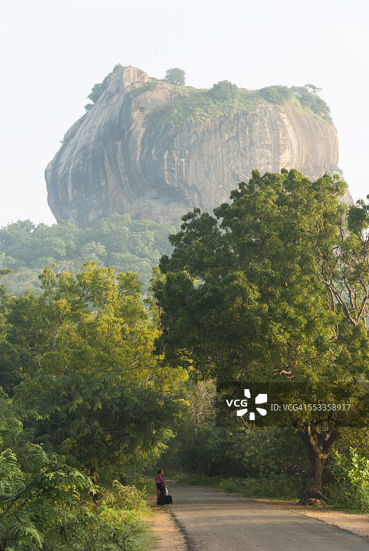 Sigiriya，路上有女人图片素材