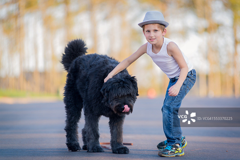 男孩和他的狗图片素材