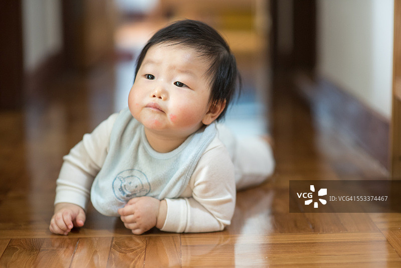 宝宝在地板上爬行图片素材