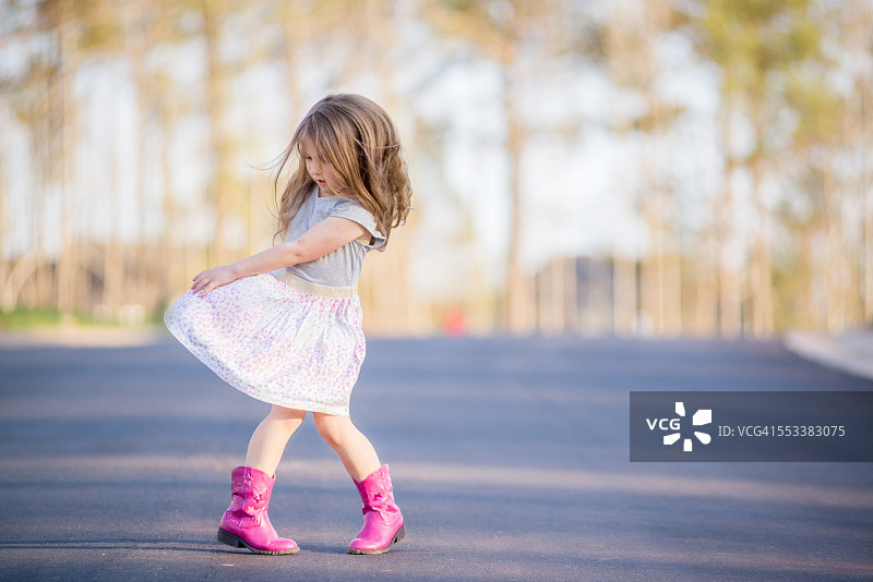 在街上跳舞图片素材