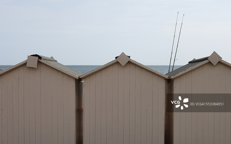 海滩小屋和钓鱼竿图片素材