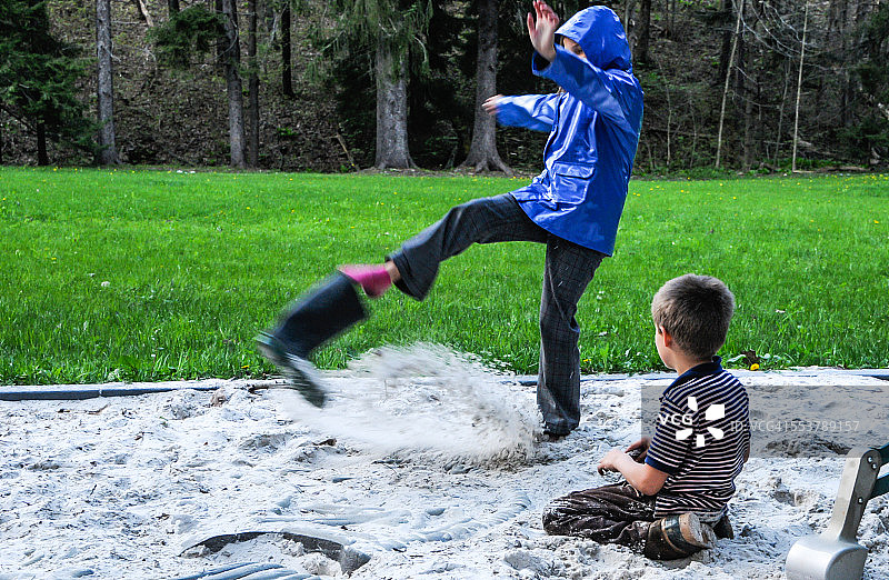 女孩在劳雷尔山州立公园里从靴子里倒出沙子图片素材