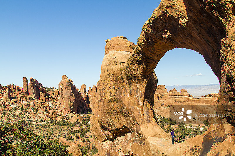 男人站立犹他州拱门国家公园双拱门图片素材