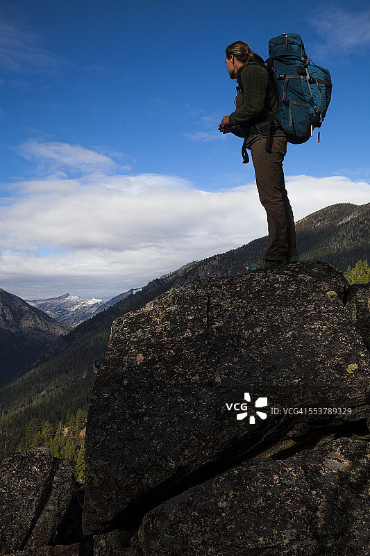 蒙大拿州比特鲁特山脉岩石上的女人图片素材