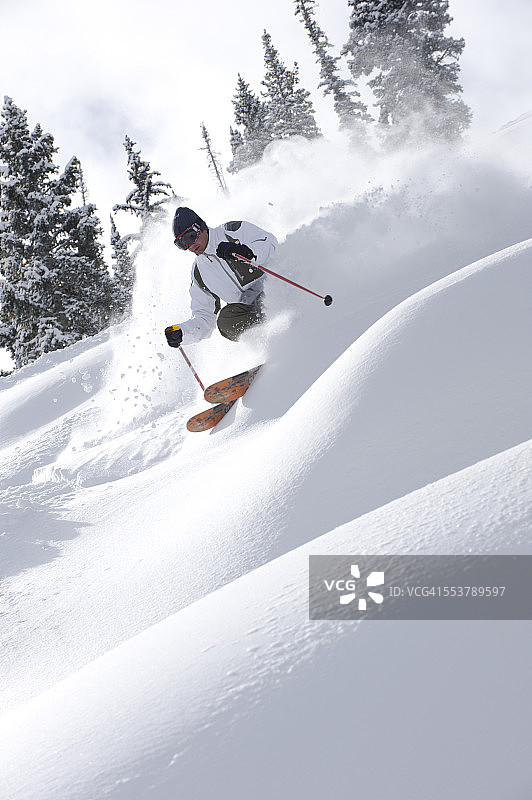 男人在犹他州雪鸟滑雪测试图片素材