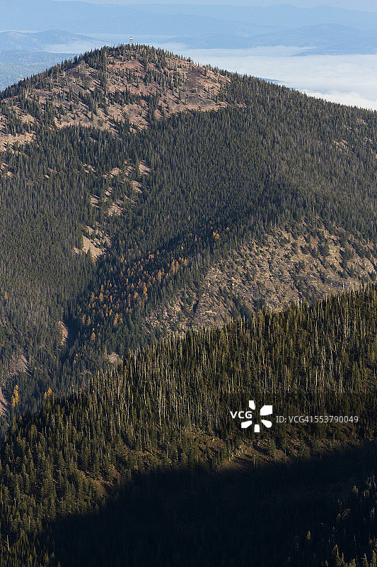 蒙大拿州米苏拉附近响尾蛇山脉矿物峰顶的消防瞭望塔图片素材
