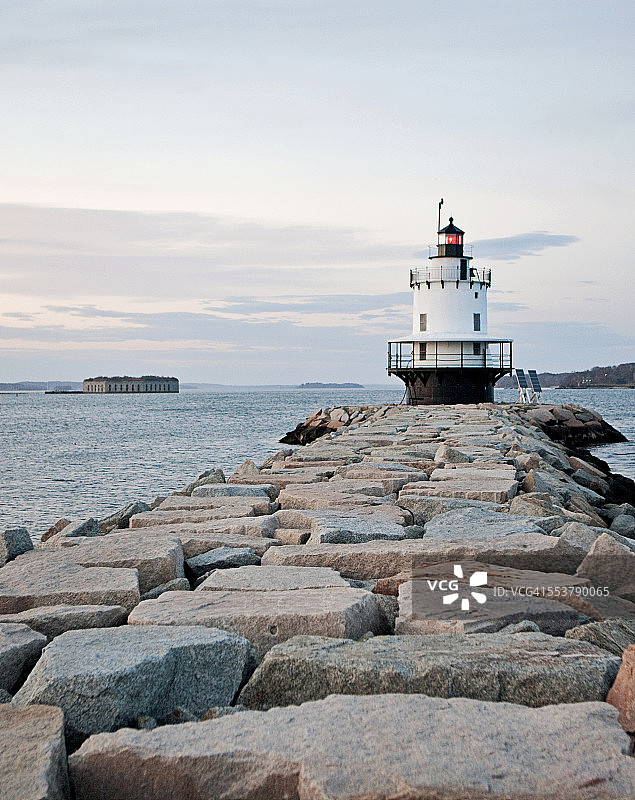 港口入口处的灯塔图片素材
