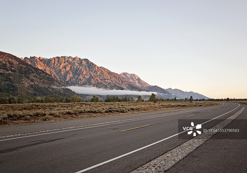 清晨的阳光照射在大提顿国家公园的教堂群上图片素材