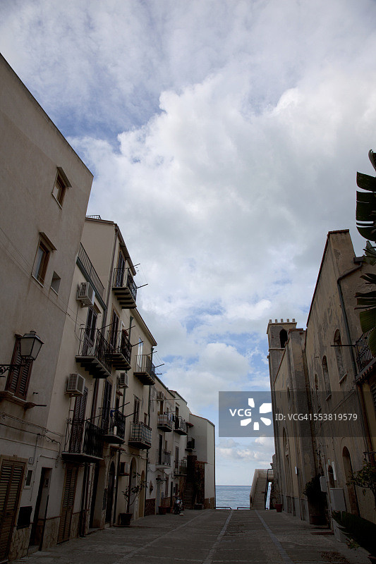 通往海洋的步道与建筑图片素材