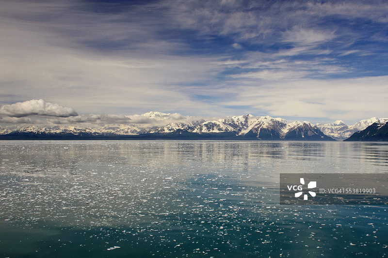 阿拉斯加的冰川水域、山脉和蓝天图片素材