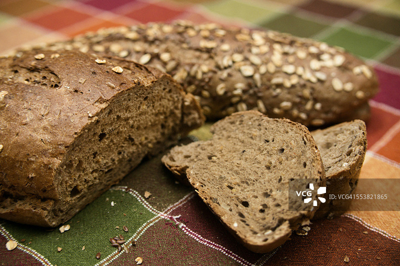 一片切好的黑面包的特写图片素材