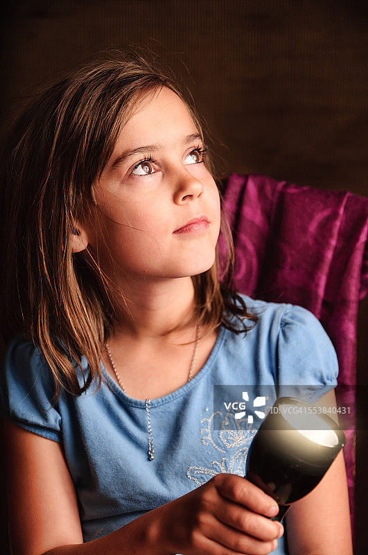 拿着手电筒的女孩图片素材