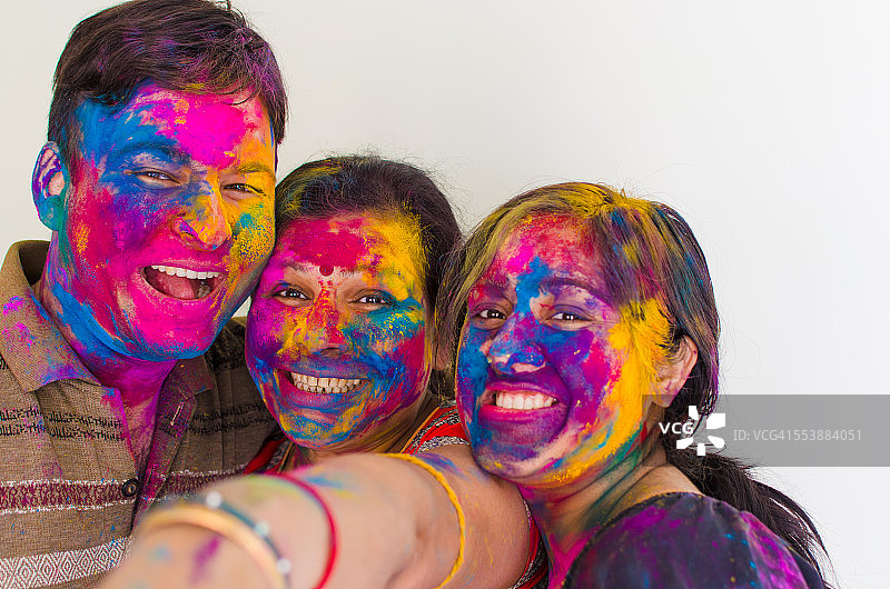 印度民众在洒红节上面部彩绘图片素材