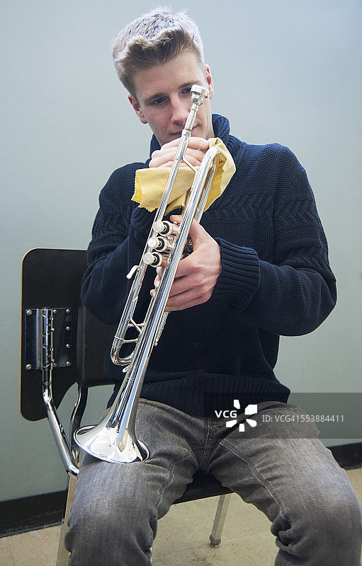 男人擦亮小号图片素材