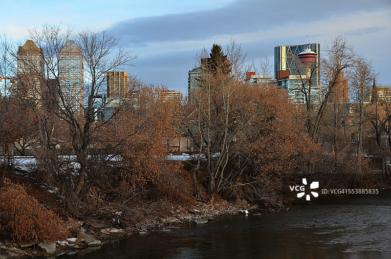 卡尔加里市中心在弓河后面图片素材