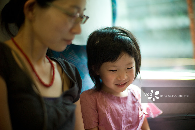 火车上的母女图片素材