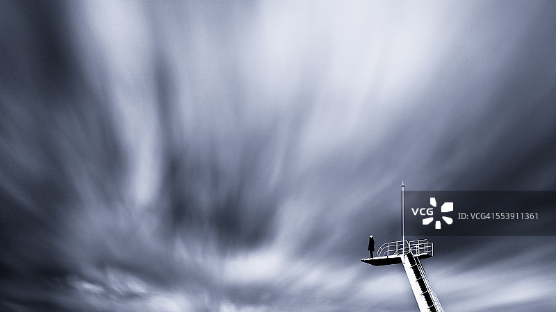 男子站在跳水台上图片素材