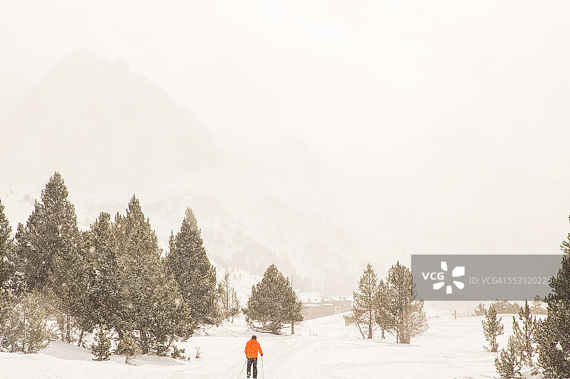 在比利牛斯山脉穿着雪鞋行走的男人图片素材