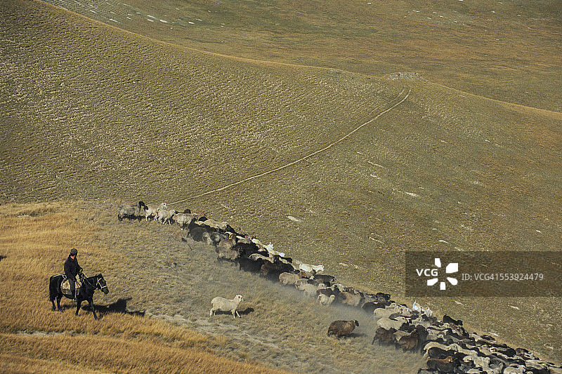 吉尔吉斯斯坦的马背牧民图片素材