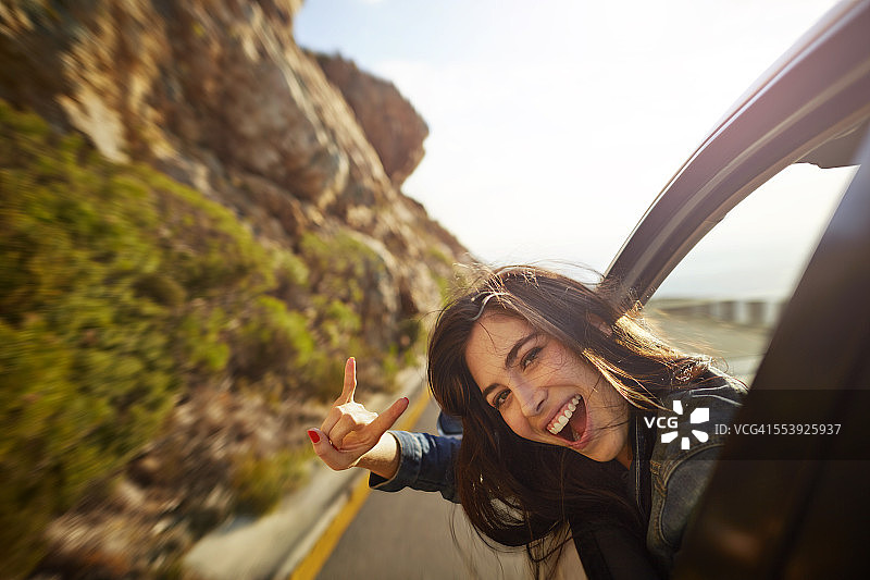 探出车窗的女人 портрет图片素材