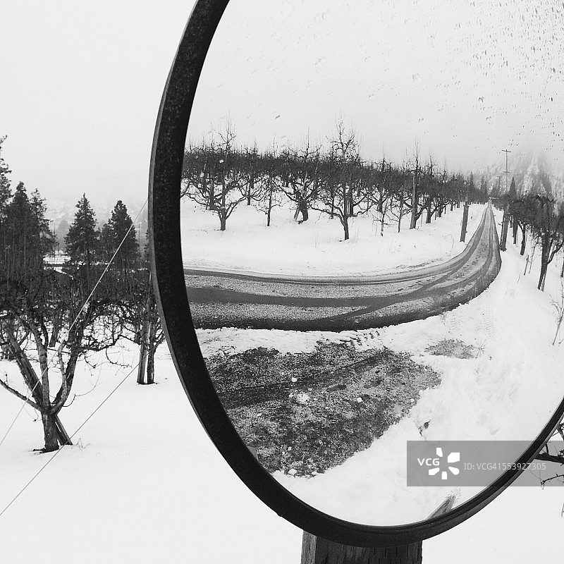镜子里雪路的倒影图片素材