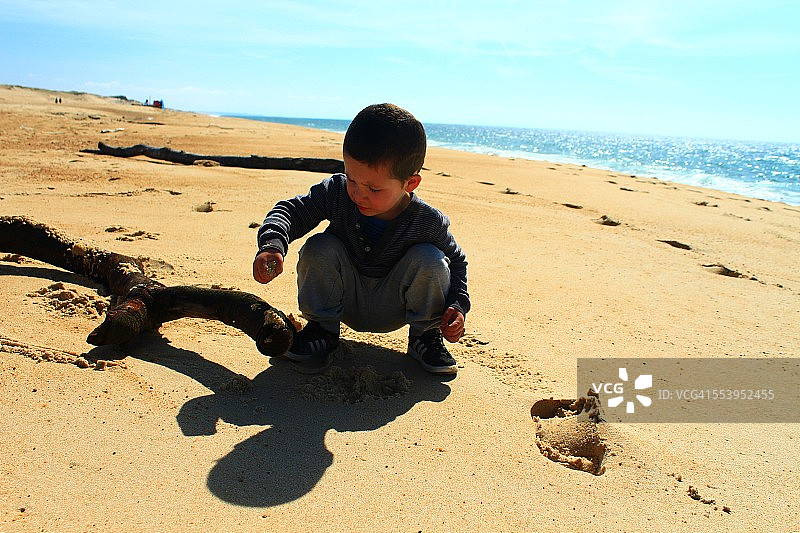 小男孩在海滩上玩耍图片素材