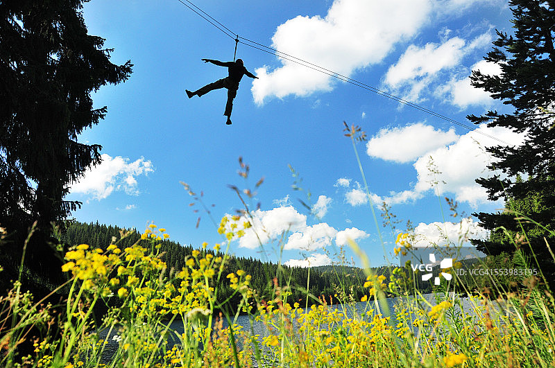 山地湖泊旁的林地手推车图片素材