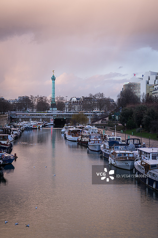 阿森纳港和七月圆柱图片素材