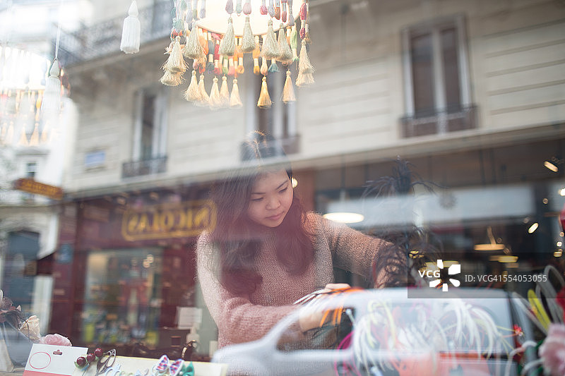 女人制作橱窗展示图片素材