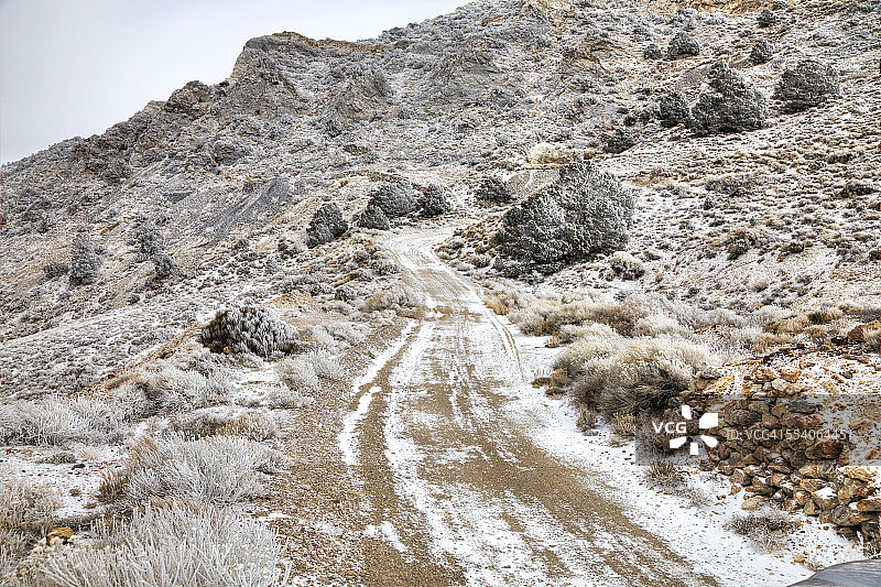 蜿蜒穿过沙漠的道路，有降雪图片素材