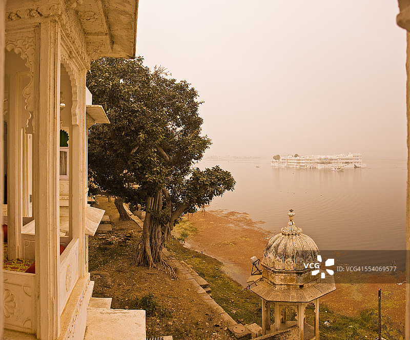 皮丘拉湖与湖宫酒店景色图片素材