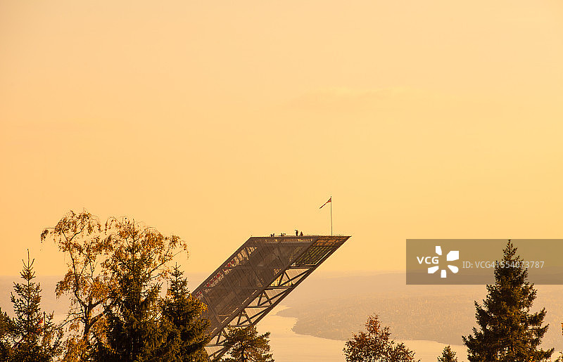 日落时分的霍门科伦滑雪跳台竞技场图片素材