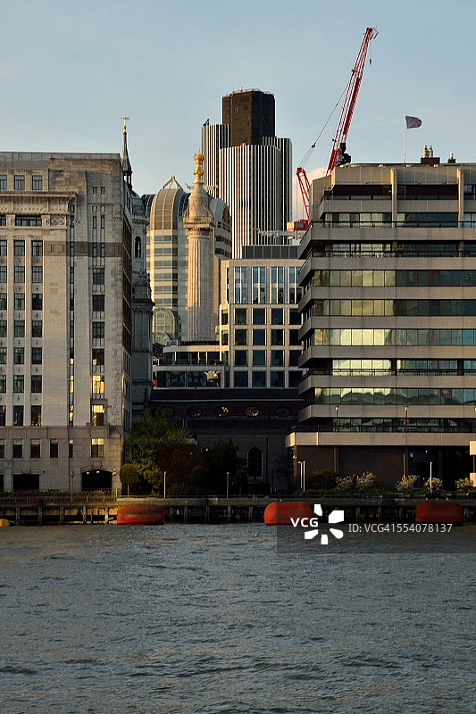 城市纪念碑和42号塔楼图片素材