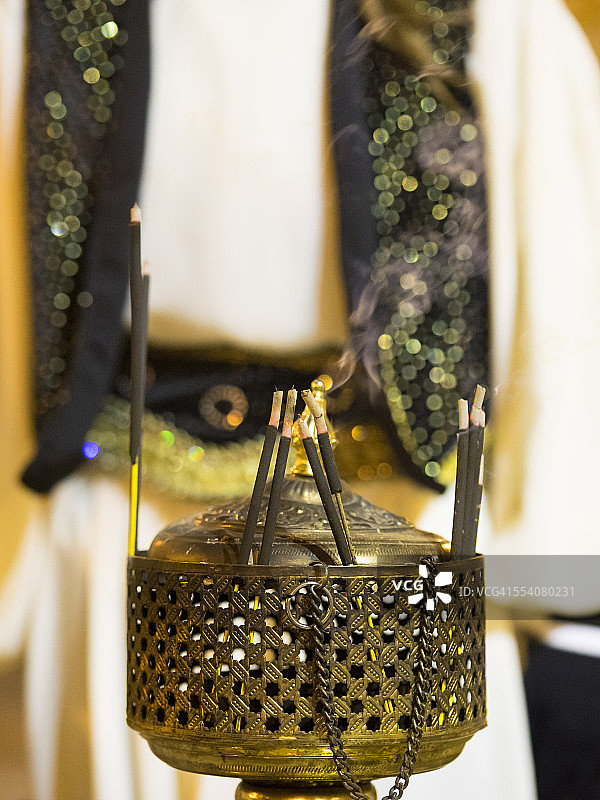 青铜香炉上的香图片素材