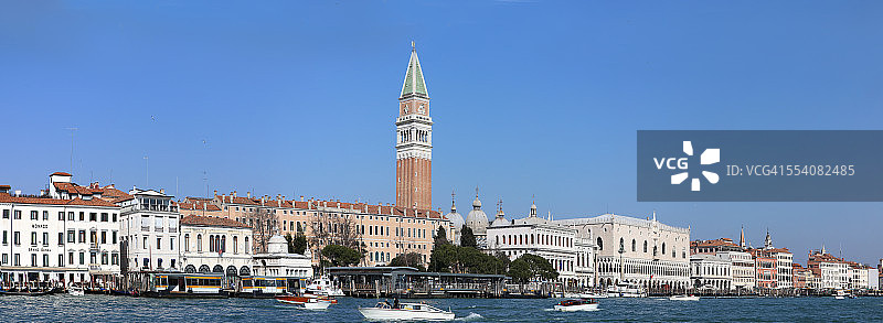 从威尼斯泻湖看到的圣马可钟楼图片素材